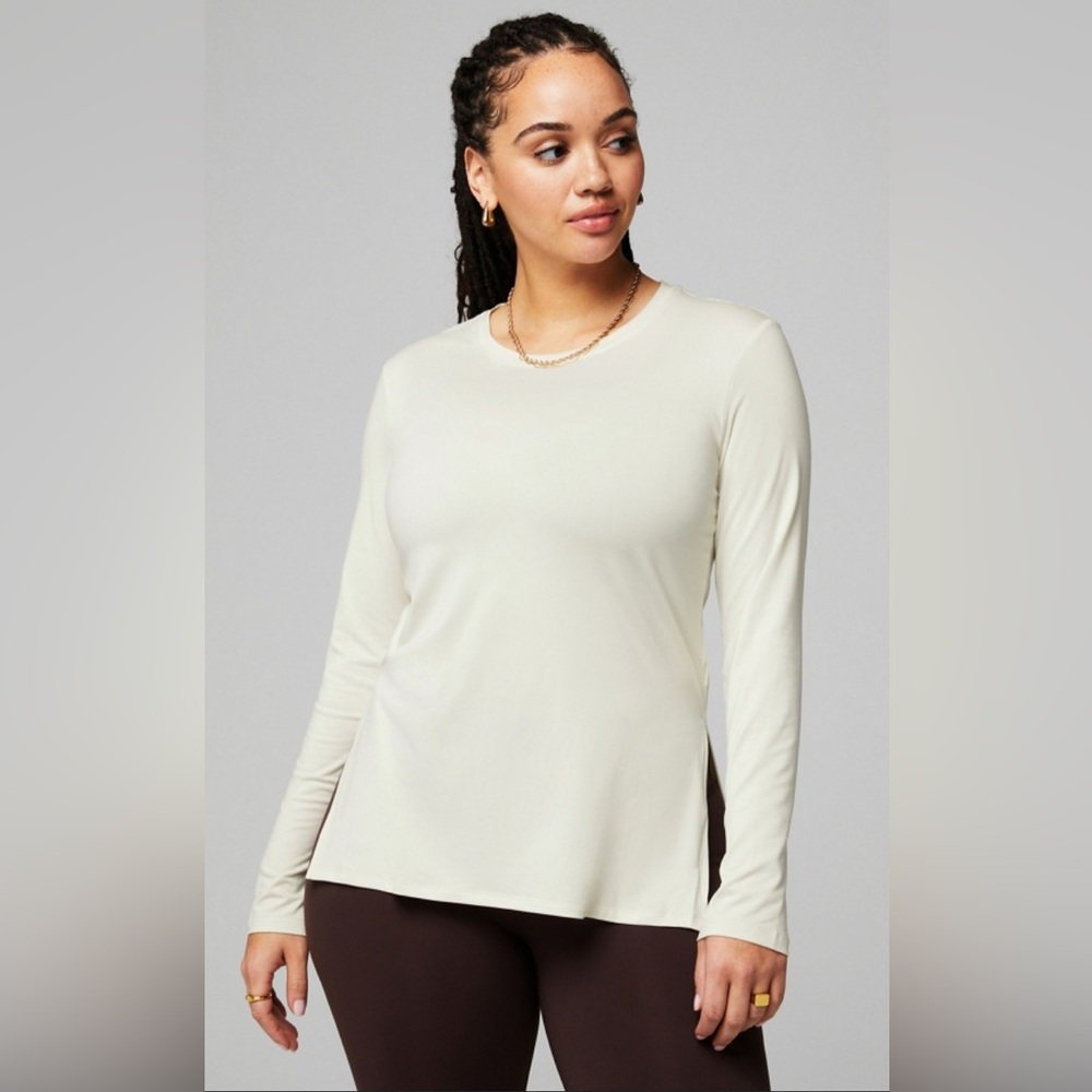 Fabletics Ivory Cream Froth Dry-Flex Long Sleeve Side Slit Tunic Tee